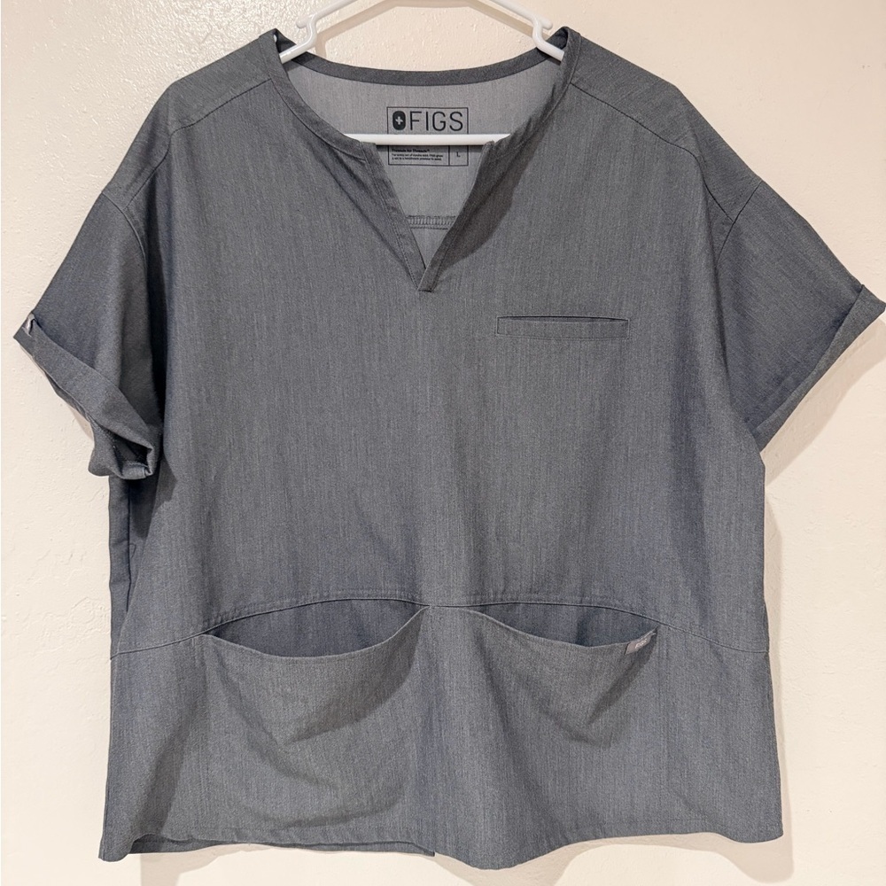Figs Gray Short Sleeve Women's Scrub Top 3 front pockets size L